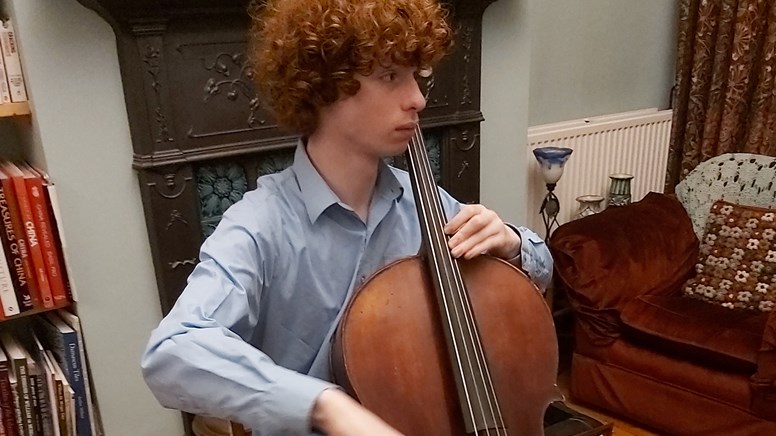 undefinedCellist Raphael Herberg